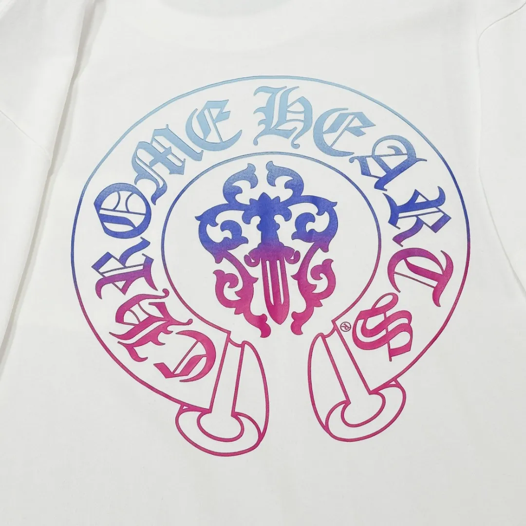 P180 Chrome Hearts Chrome Hearts 25 high version. The fabric is made of 300 grams of high-density pure cotton. It does not deform or shrink. It has three labels. It is the same style for men and women. Technology: digital direct-injection printing. Color: white, black. SIZE: S-XL.